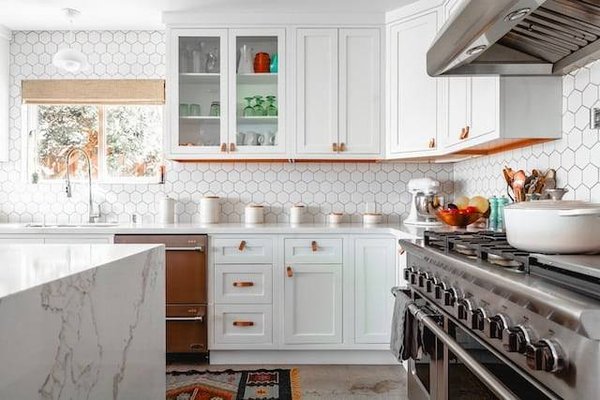 Quels sont les éléments essentiels pour une décoration de cuisine harmonieuse et originale ?
